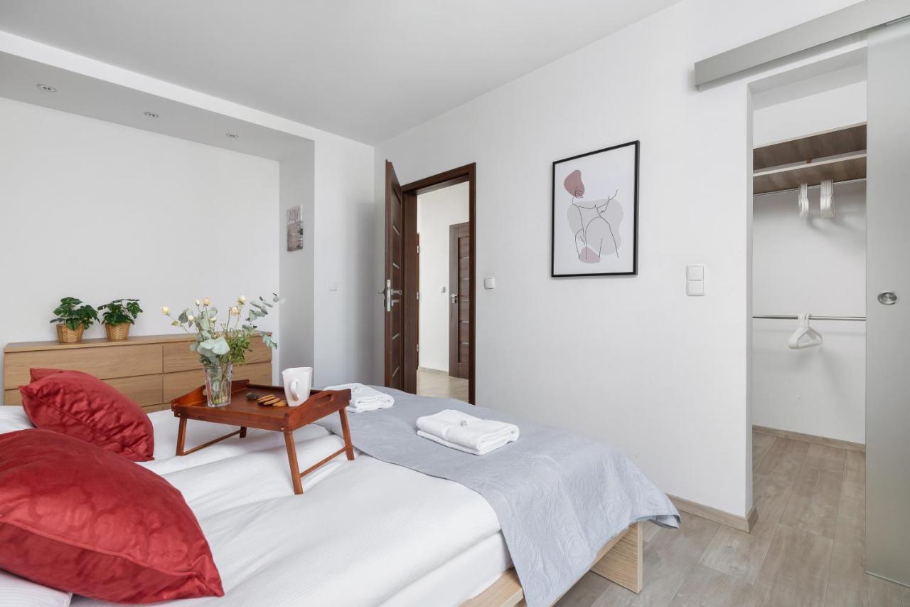Avia Apartment Three Bedroom Two Balcony Ac & Parking By Noclegi Renters Krakov Exteriér fotografie