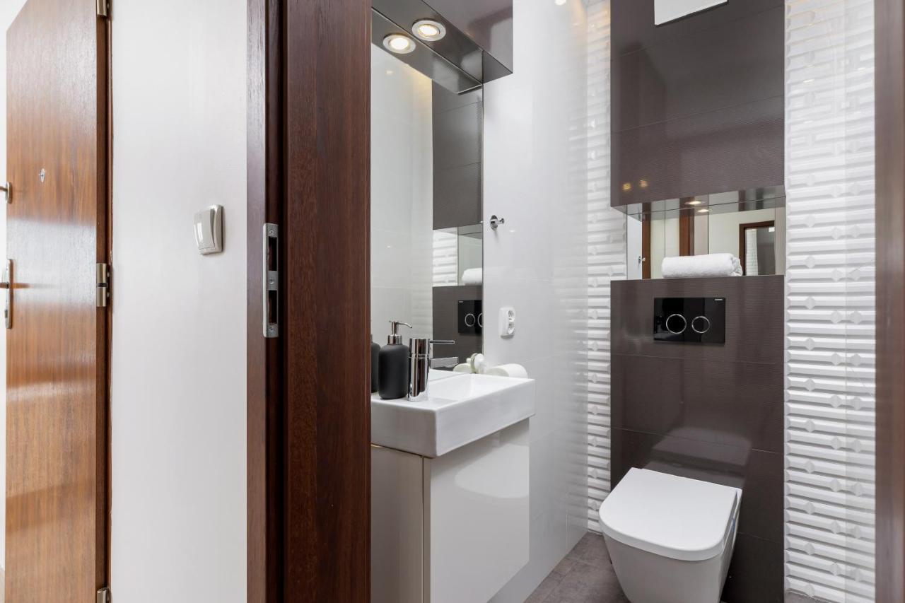 Avia Apartment Three Bedroom Two Balcony Ac & Parking By Noclegi Renters Krakov Exteriér fotografie