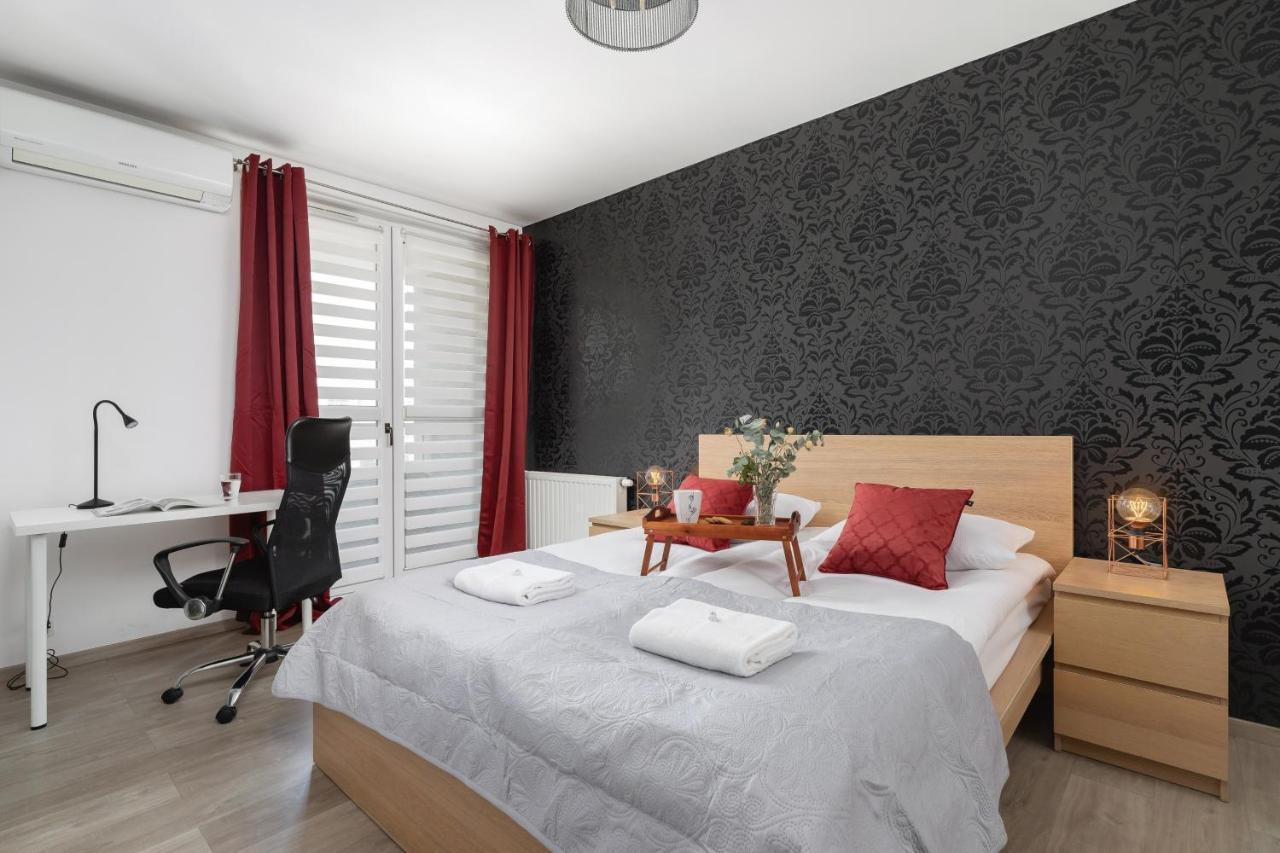 Avia Apartment Three Bedroom Two Balcony Ac & Parking By Noclegi Renters Krakov Exteriér fotografie
