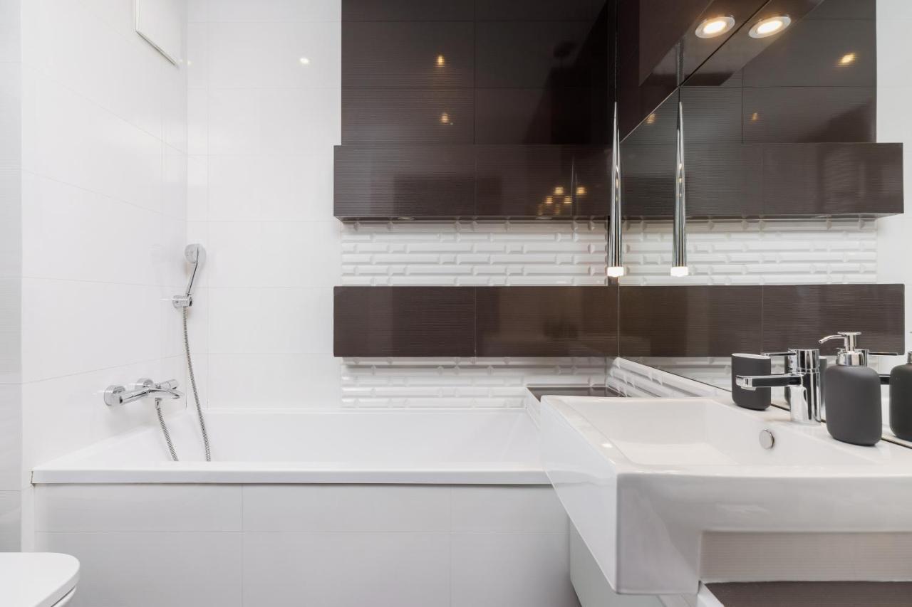 Avia Apartment Three Bedroom Two Balcony Ac & Parking By Noclegi Renters Krakov Exteriér fotografie