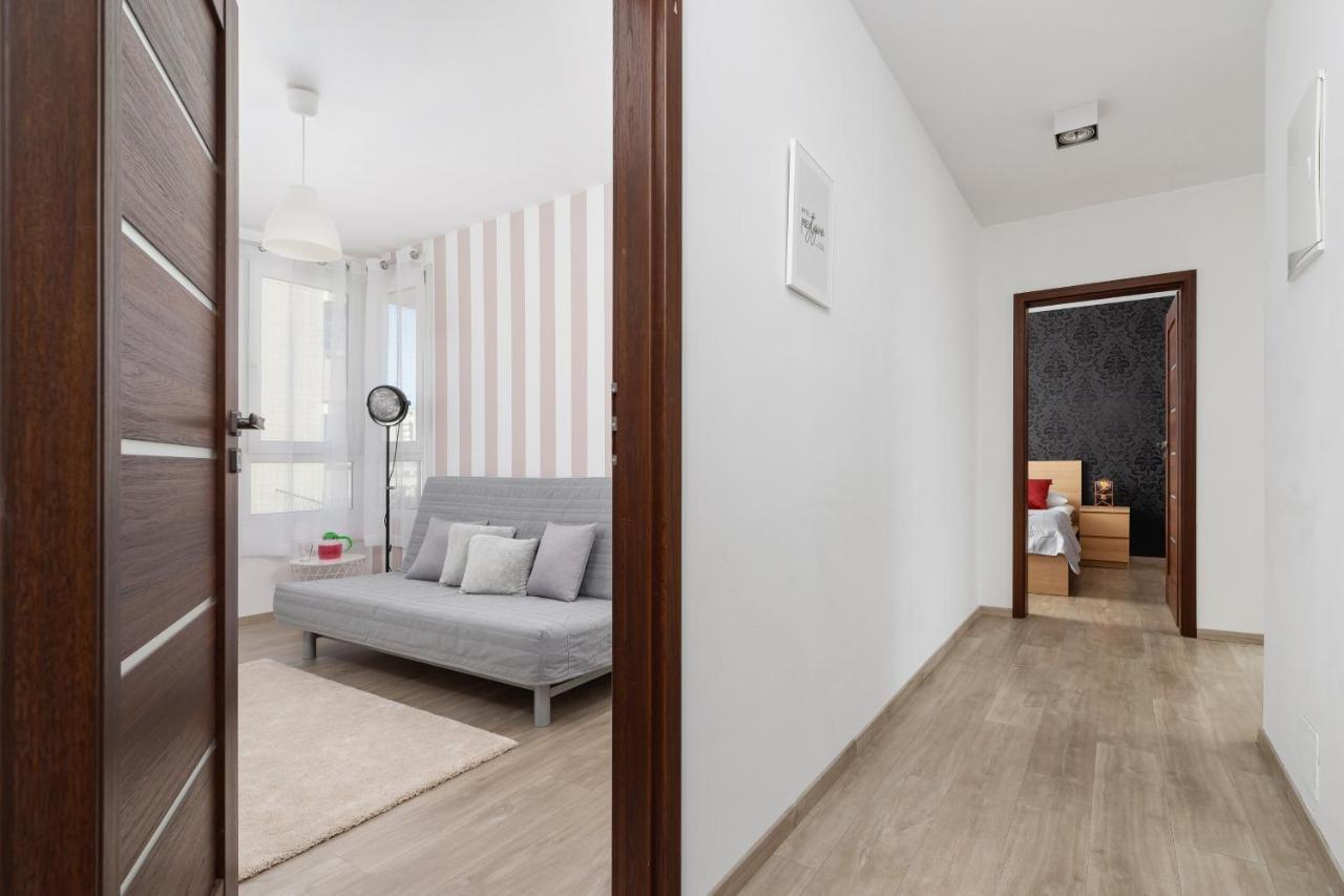 Avia Apartment Three Bedroom Two Balcony Ac & Parking By Noclegi Renters Krakov Exteriér fotografie